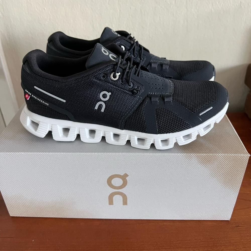 Womens On Cloud 5 size 7.5 black and white